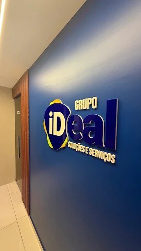 Parede da recepção com o logotipo do Grupo iDeal Soluções e Serviços
