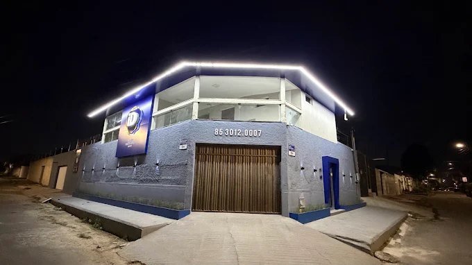 Sede do Grupo iDeal iluminada à noite, em Caucaia